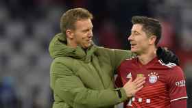Nagelsmann y Lewandowski, platicando, tras un partido del Bayern la temporada anterior / BAYERN