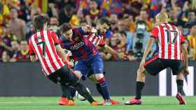 Leo Messi regateando a tres jugadores del Atheltic / EFE