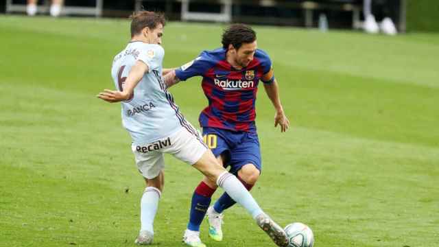 Denis Suárez entrando a Leo Messi en un Celta-Barça / FC Barcelona