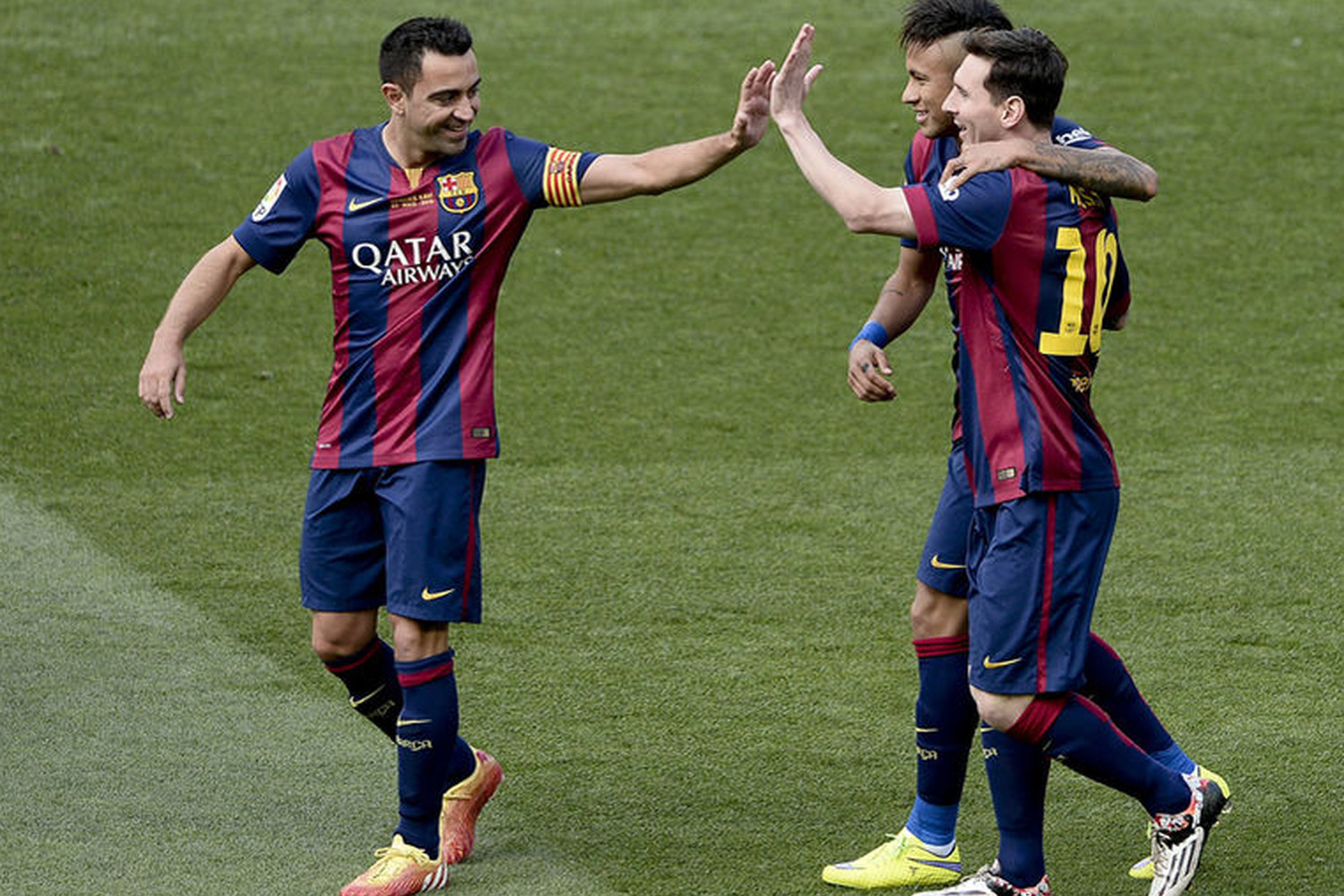 Xavi celebra un gol con Messi y Neymar / EFE