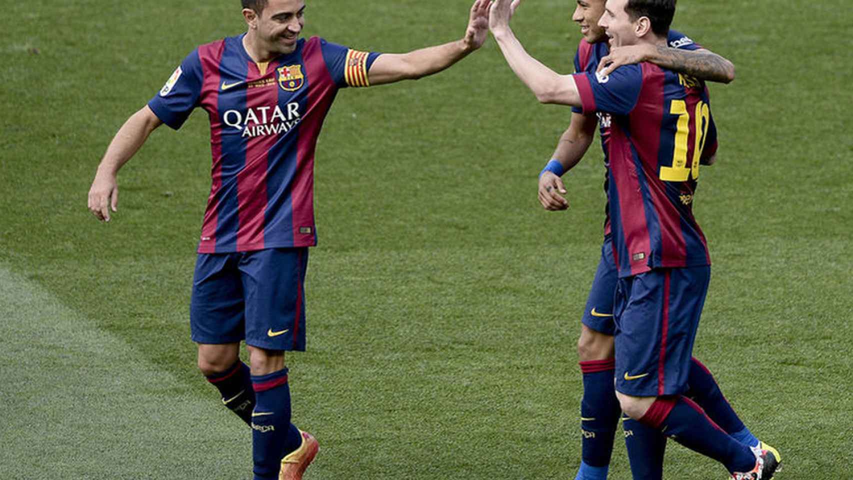 Xavi celebra un gol con Messi y Neymar / EFE