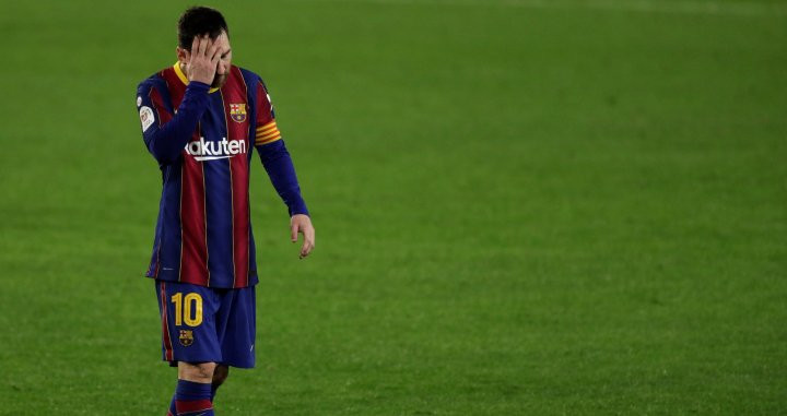 Leo Messi, lamentando el segundo gol del Sevilla | EFE