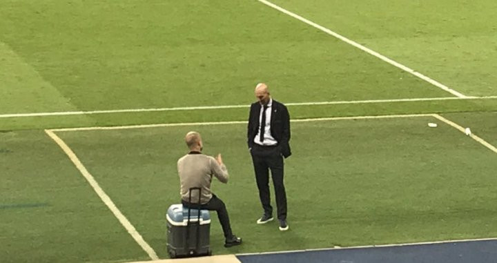 Guardiola hablando con Zidane después del partido / Redes