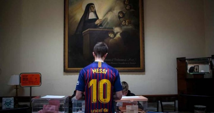 Una foto de un joven votando en el 28-A con la camiseta de Leo Messi