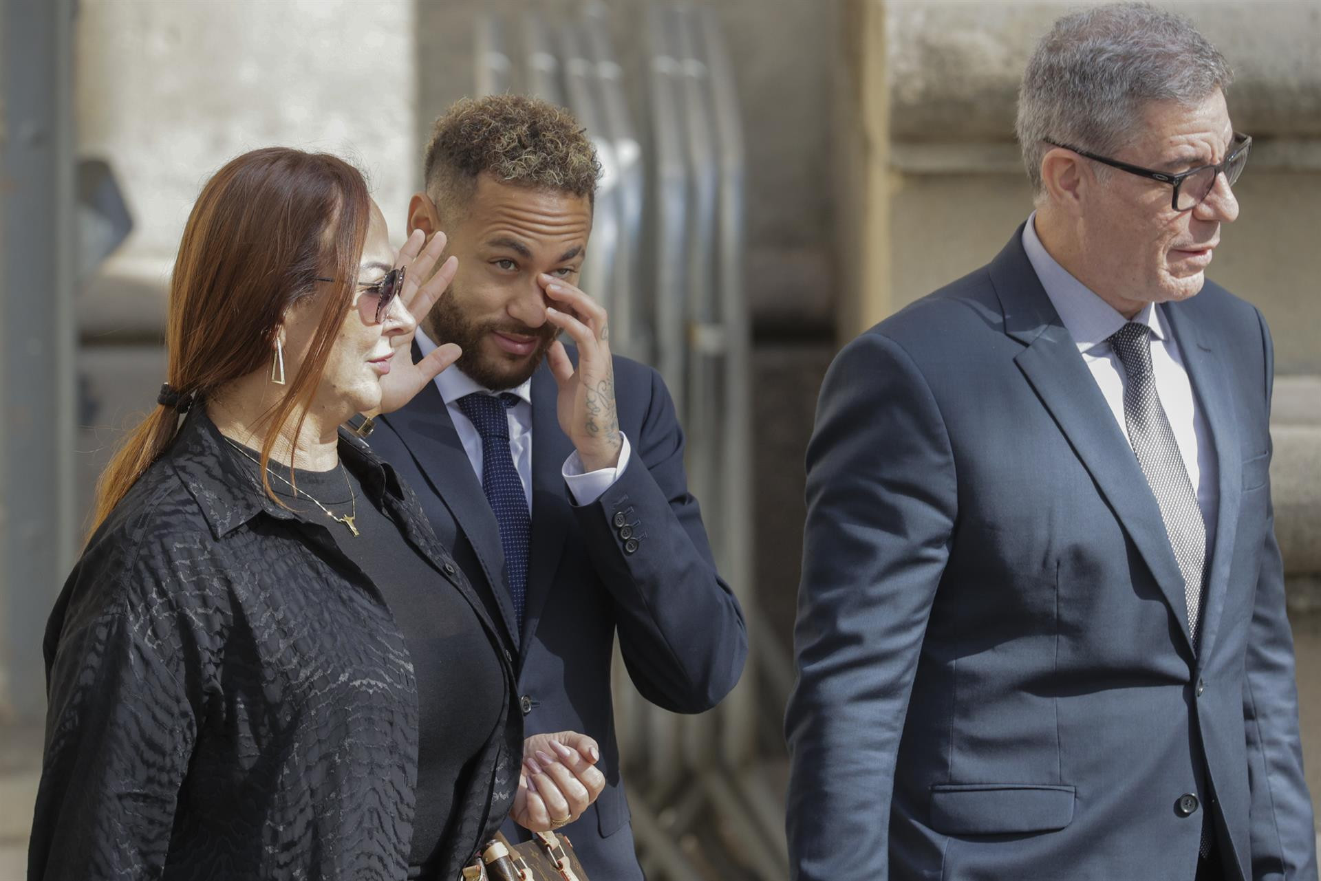 Neymar, a su entrada en la Audiencia Provincial de Barcelona, junto a su madre, Nadine Gonçalves / EFE