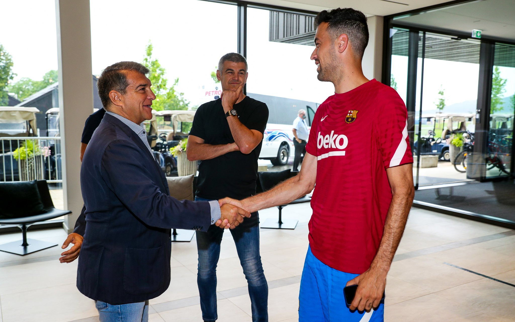 Laporta saludando a Busquets en la pretemporada  del Barça / FC Barcelona