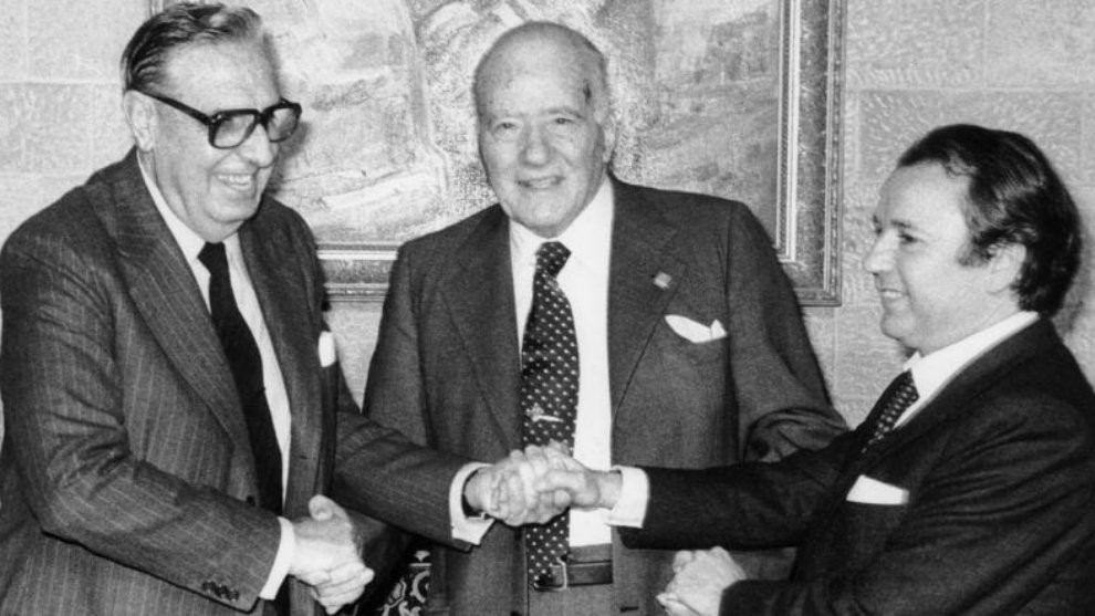 Luis de Carlos, el president Josep Tarradellas y Josep Lluís Núñez estrechan sus manos en 1980 / EFE