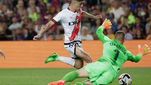 Ter Stegen detiene un remate de Sergio Pérez en el Barça-Rayo / EFE