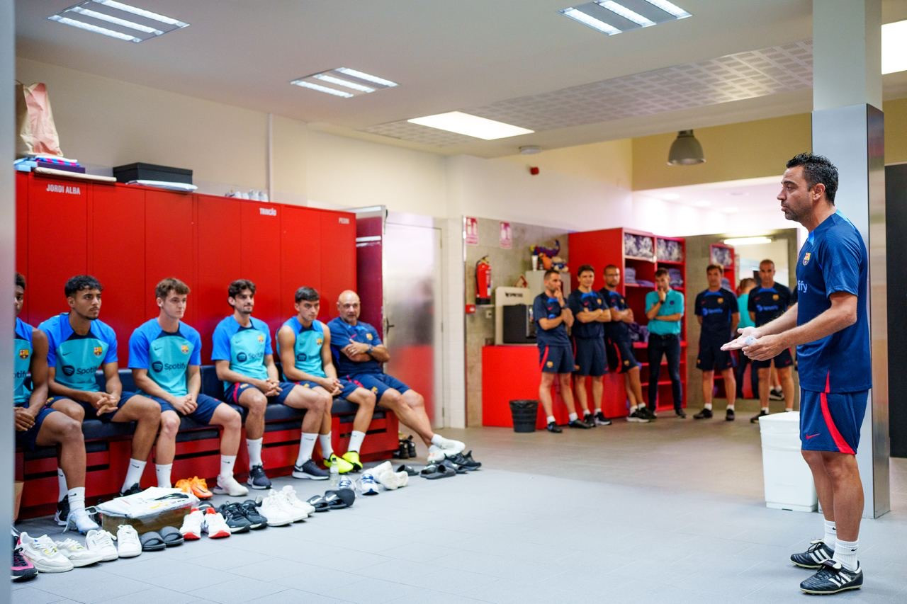 Xavi da la primera charla de la pretemporada a los jugadores del primer equipo / FCB