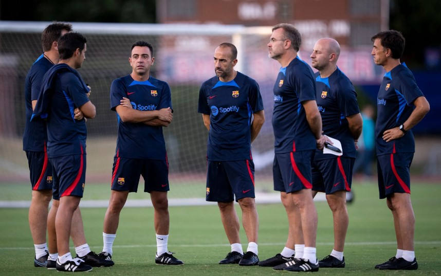 Xavi Hernández con su hermano Oscar y el resto del staff técnico del Barça en Dallas / FCB
