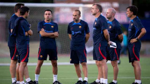 Xavi Hernández con su hermano Oscar y el resto del staff técnico del Barça en Dallas / FCB