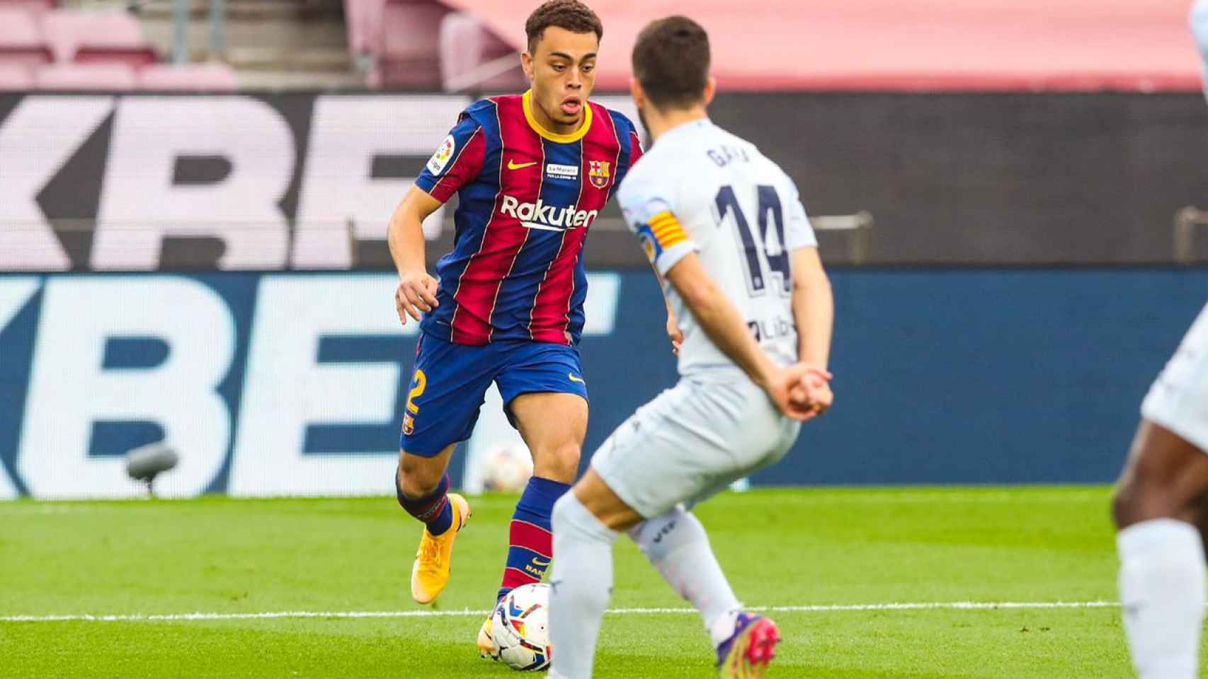 Sergiño Dest delante de José Luis Gayá, deseado por el Barça, en el Camp Nou / FC BARCELONA