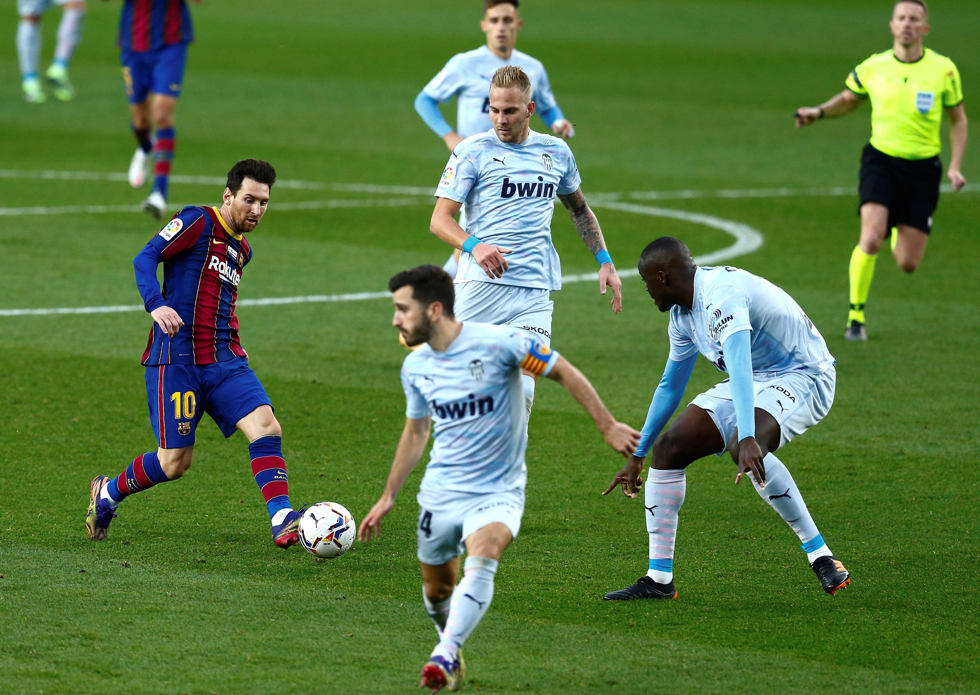 Leo Messi, en una acción ante el Valencia | EFE