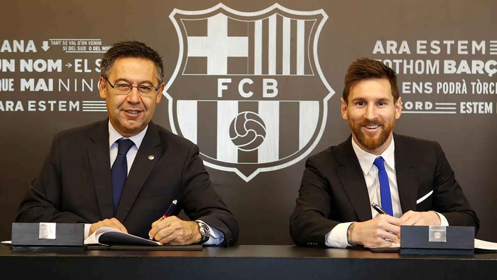 Una foto de Leo Messi con Josep Maria Bartomeu firmando su renovación por el Barça / FCB