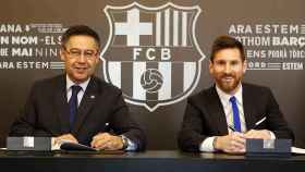 Una foto de Leo Messi con Josep Maria Bartomeu firmando su renovación por el Barça / FCB