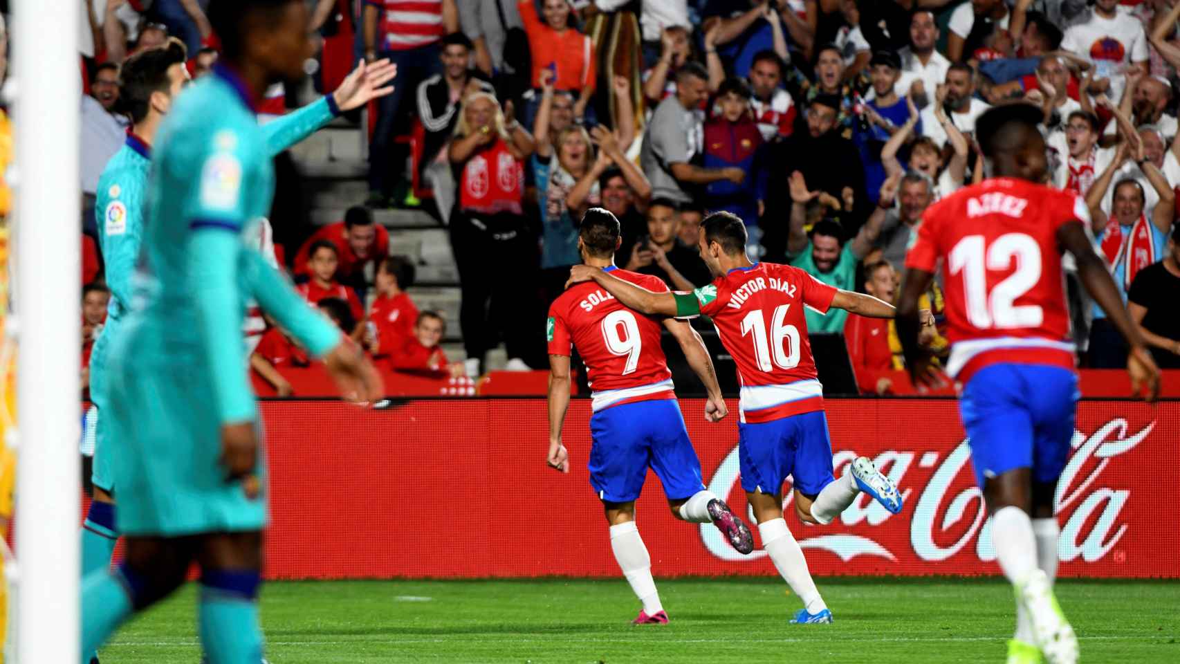 Los jugadores del Barça lamentan el primer gol del Granada / EFE