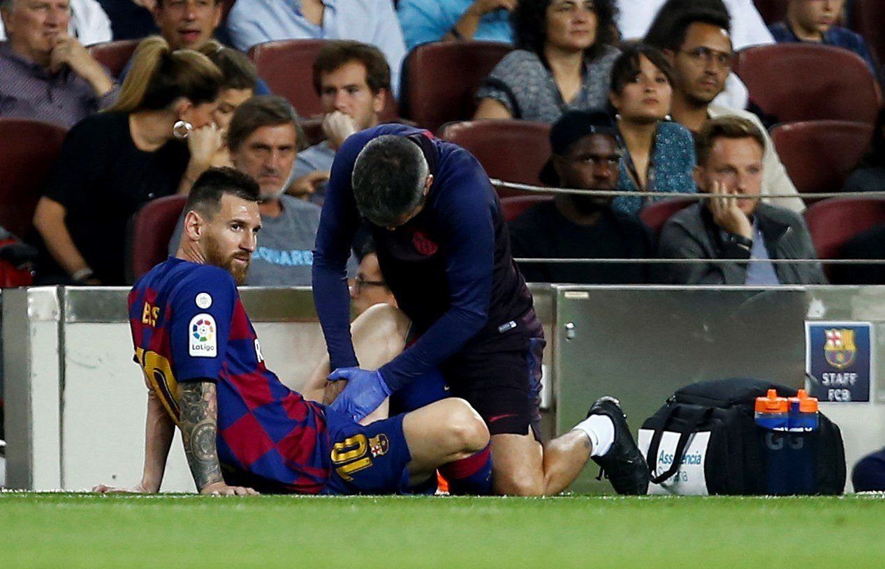 Jordi Mesalles masajea el muslo de Leo Messi / EFE