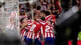 Una foto de los jugadores del Atlético de Madrid celebrando la remontada ante el Eibar / EFE