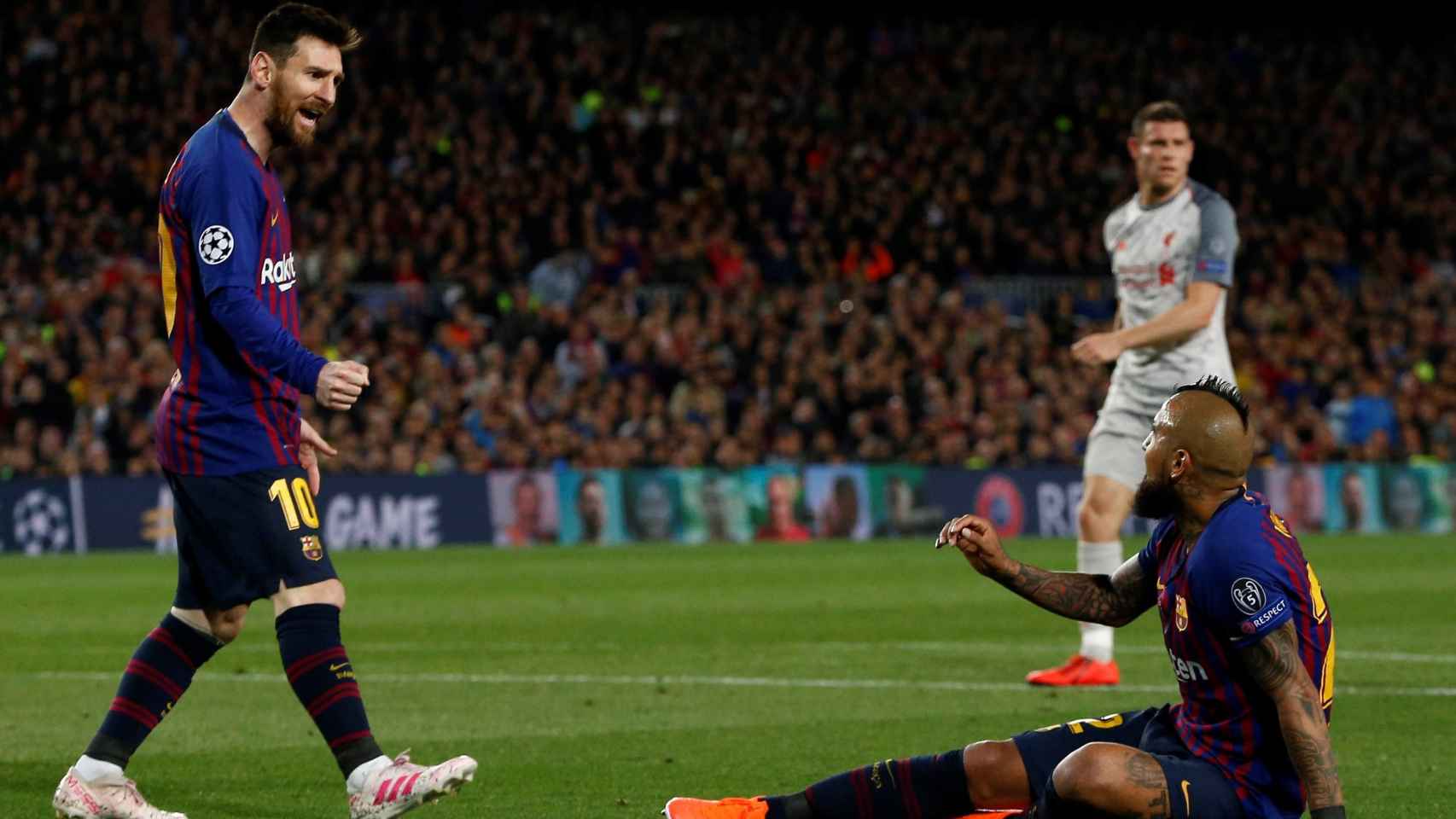 Messi y Arturo Vidal después de una acción del Barça / EFE