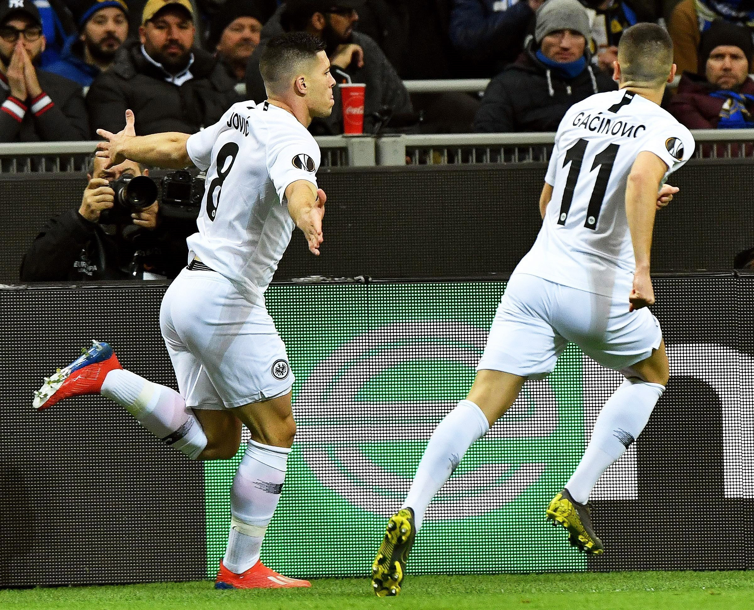 Luka Jovic celebra el tanto que anotó ante el Inter de Milán EFE