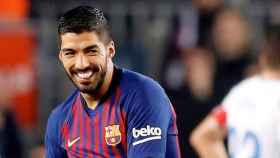 El delantero del Barça Luis Suárez sonríe tras marcar un gol / EFE
