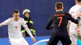 Rakitic, de espaldas, mira a Rodrigo en el Croacia-España de la UEFA Nations League / EFE