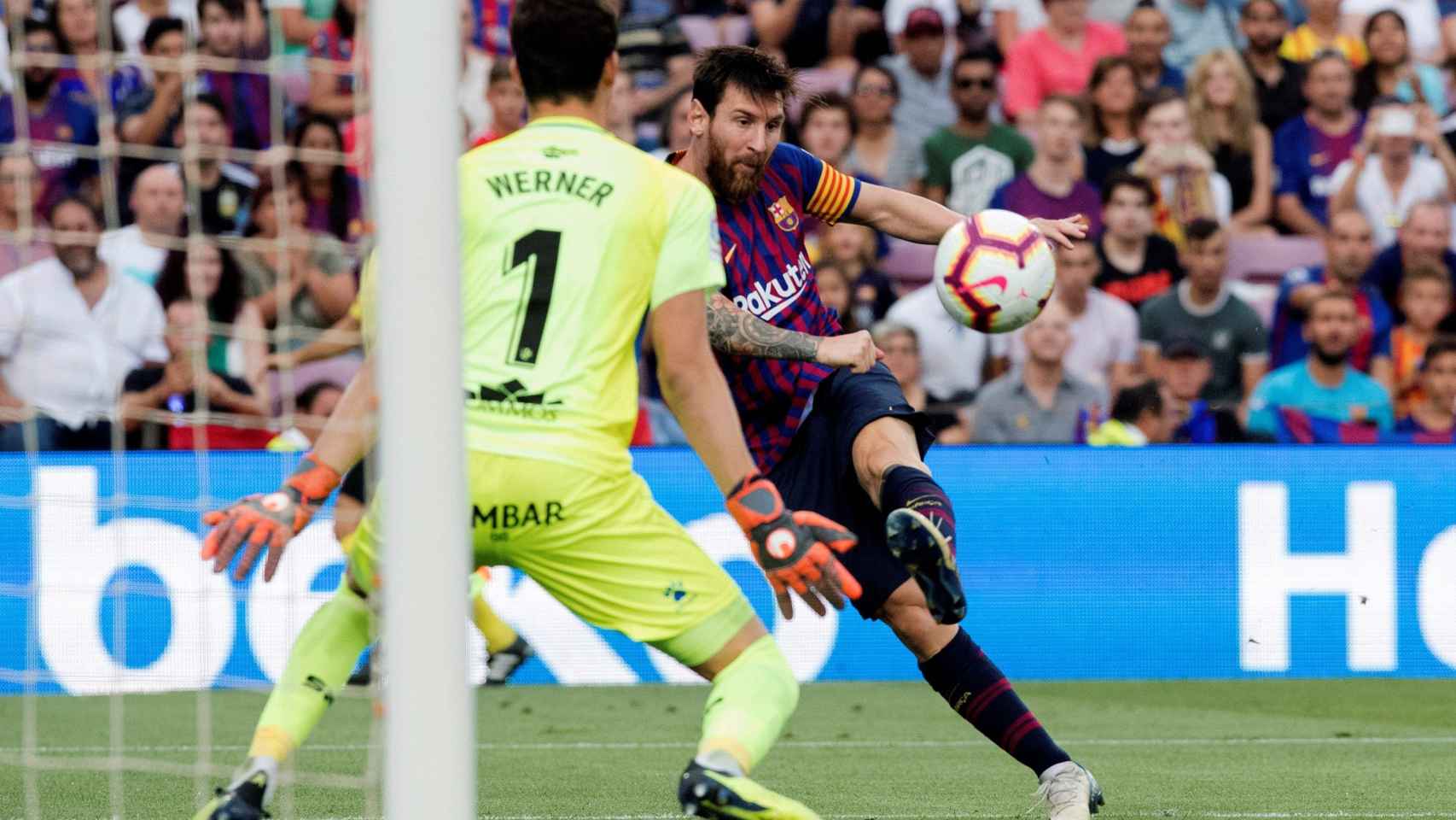 Leo Messi disparando a puerta / EFE