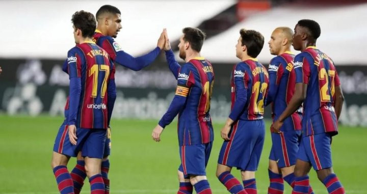 Araujo celebra con Messi el segundo gol del argentino ante el Huesca / FCB