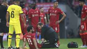 Mohamed Salah, atendido por el cuerpo médico del Liverpool, tras sufrir una lesión en la FA Cup / EFE