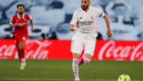 Benzema presenta la nueva ‘camiseta ventilador’ del Real Madrid / EFE