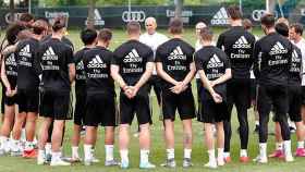 Zidane en una reunión con sus futbolistas / EFE