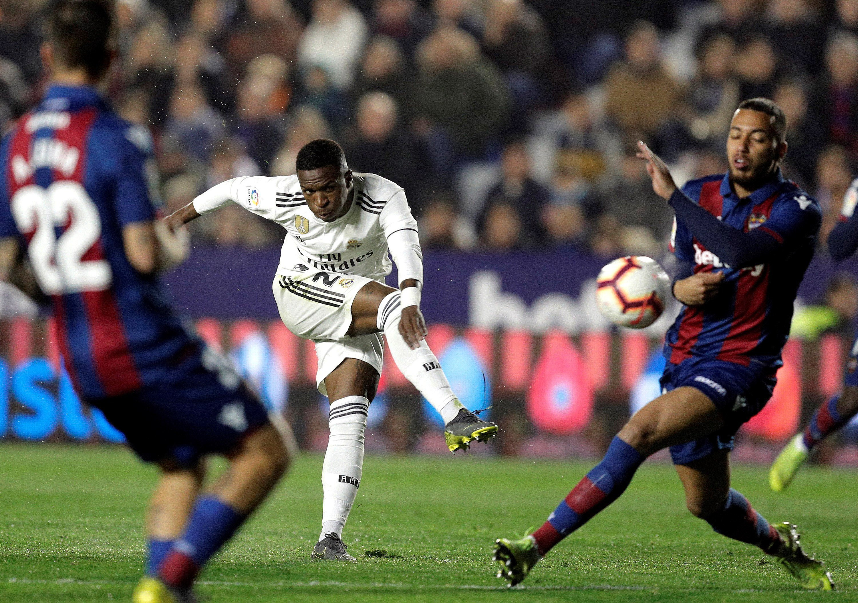 Vinicius Júnior disparando a portería en el Levante - Real Madrid / EFE