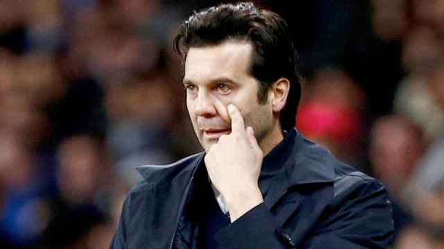 El técnico del Real Madrid, Santiago Solari, pide vista a sus jugadores durante un partido / EFE