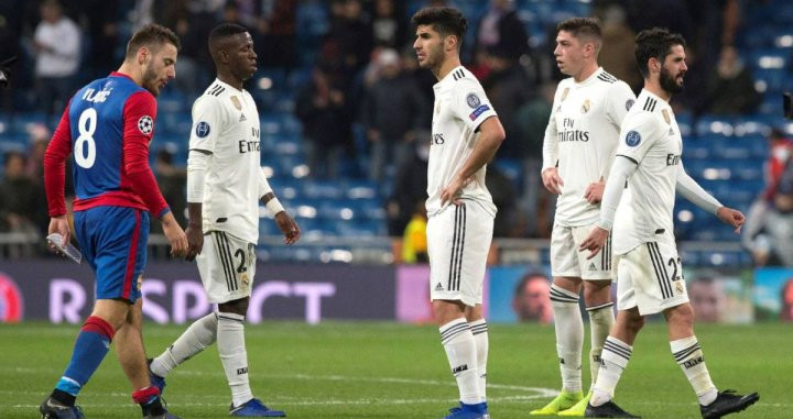 Los jugadores del Real Madrid, lamentando una derrota | EFE
