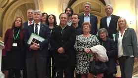 El periodista Paco Lobatón (en el centro) junto a diputados y miembros de la Fundación Europea para las Personas Desaparecidas QSD, en el Parlamento catalán / CG