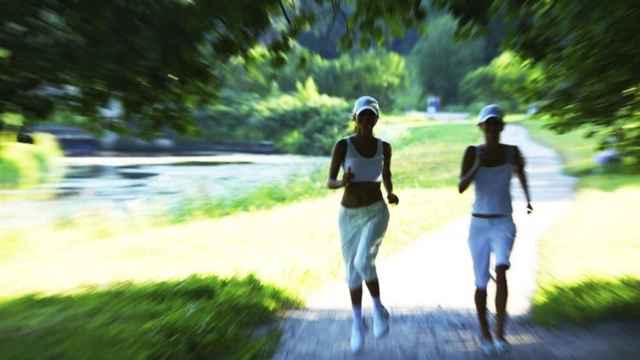 Dos mujeres practican running en un parque. Un reconocimiento médico puede evitar una muerte súbita  / EP