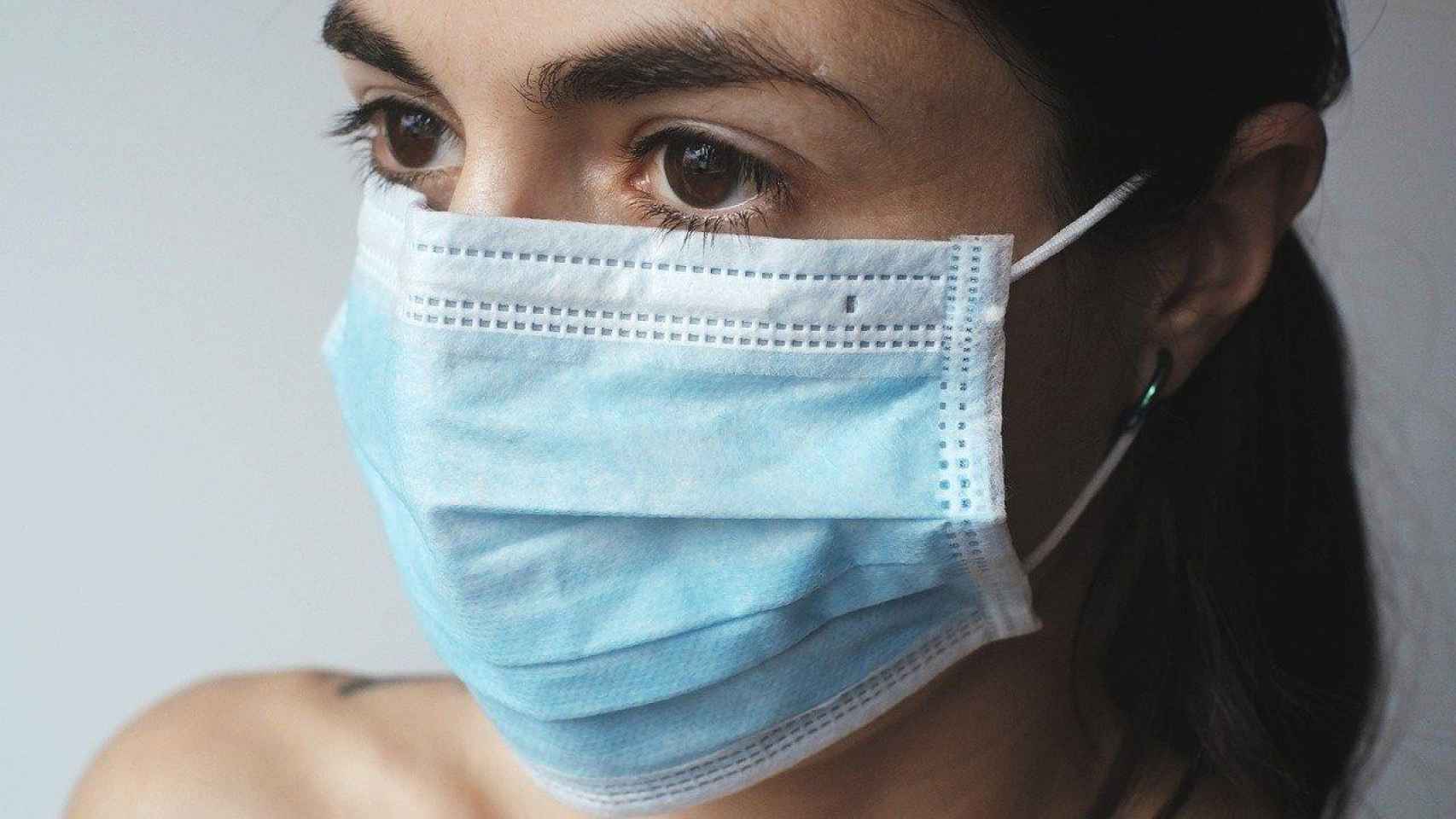 Una mujer con una mascarilla quirúrgica / ARCHIVO