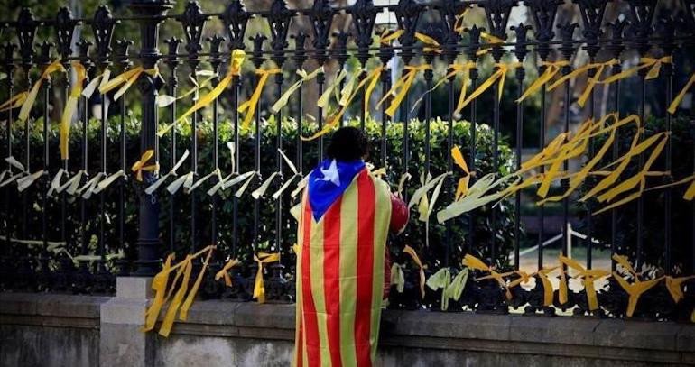 Un independentista colocando lazos amarillos en el Parc de la Ciutadella