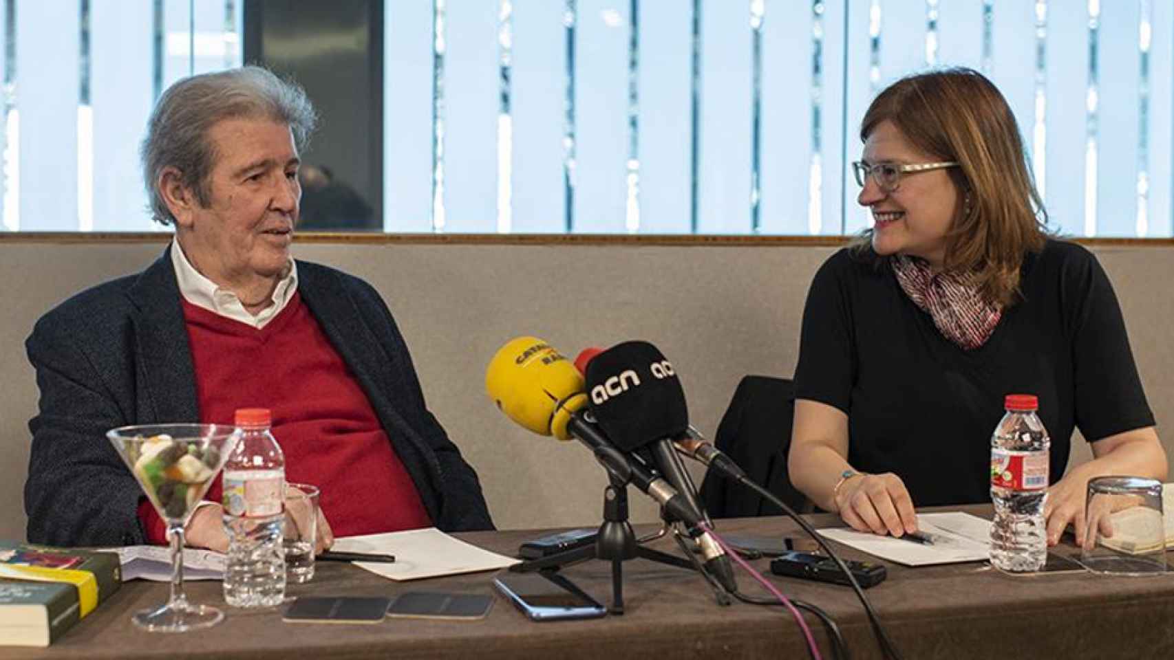 Jorge Herralde, junto a Silvia Sesé, hace unos días, durante la presentación de su último libro en Barcelona / LENA PRIETO