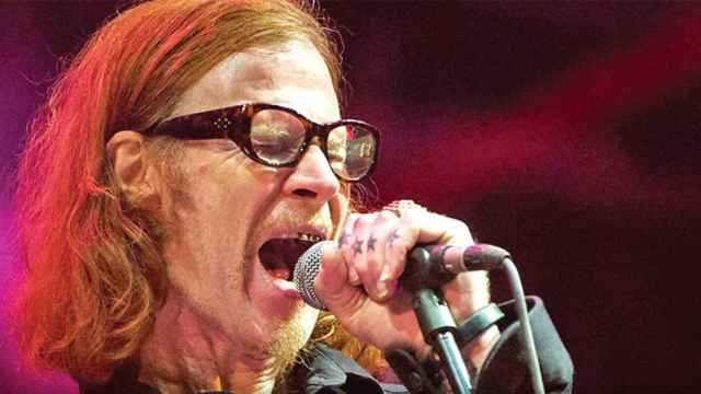 El cantante Mark Lanegan, en una de sus actuaciones, que ha fallecido recientemente / EFE