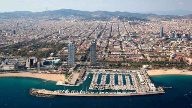 Imagen aérea de Barcelona, con el Puerto Olímpico en primer plano / CG