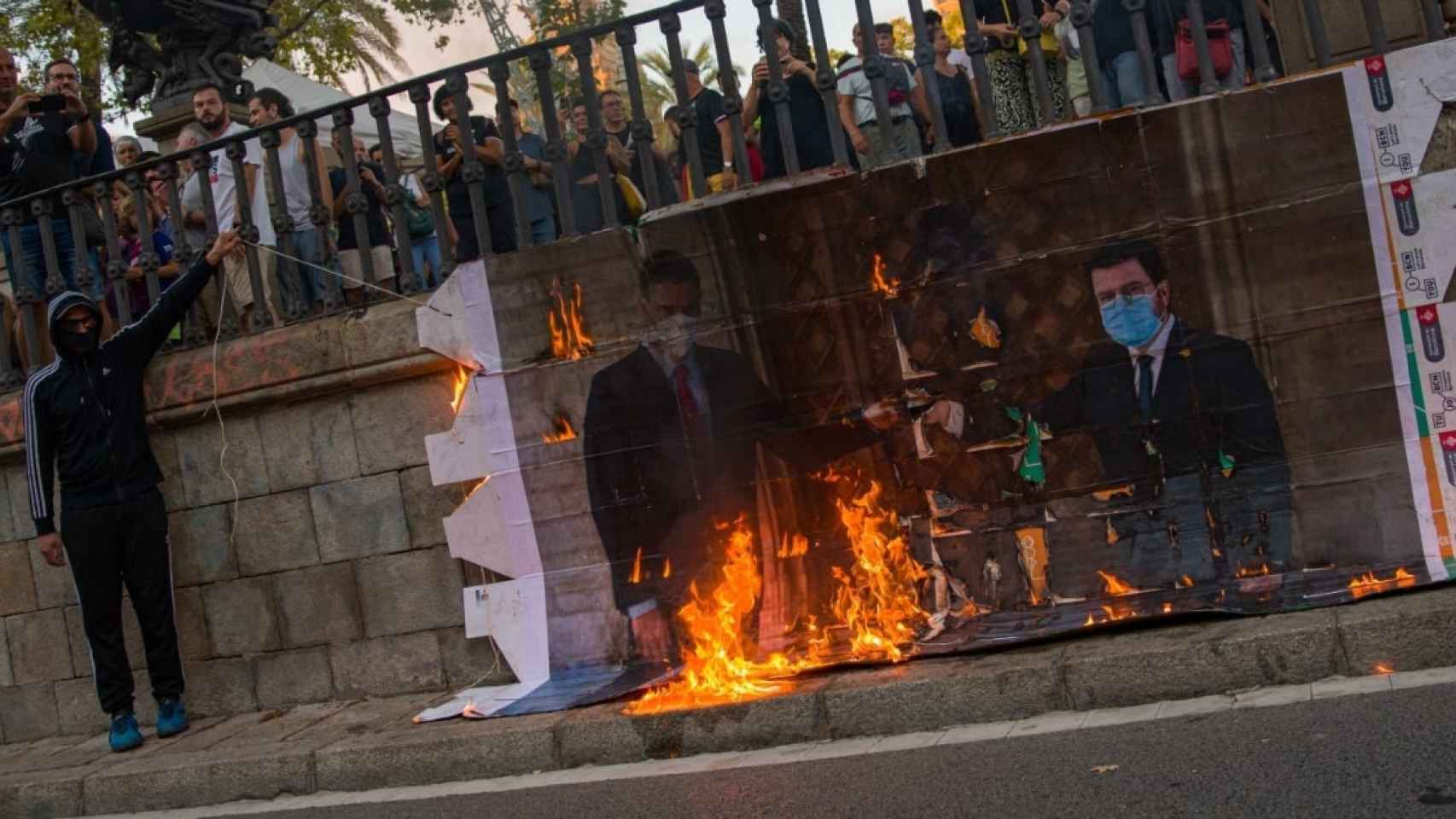 Queman fotos de Aragonès y Sánchez en la manifestación de la izquierda 'indepe' / EP