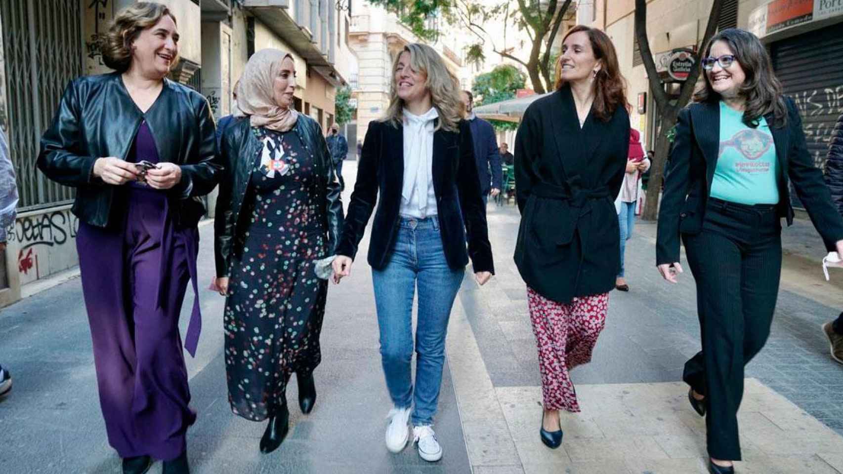 La vicepresidenta segunda del Gobierno, Yolanda Díaz (c), con Ada Colau (i), alcaldesa de Barcelona / Cedida