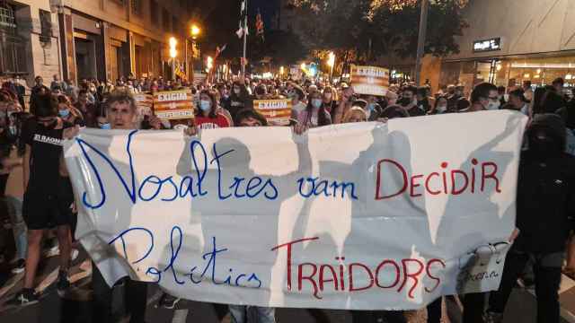 Asistentes a la manifestación por el 1-O en Girona, con una pancarta contra sus dirigentes: 'Nosotros decidimos, políticos traidores / GLORIA SÁNCHEZ - EUROPA PRESS
