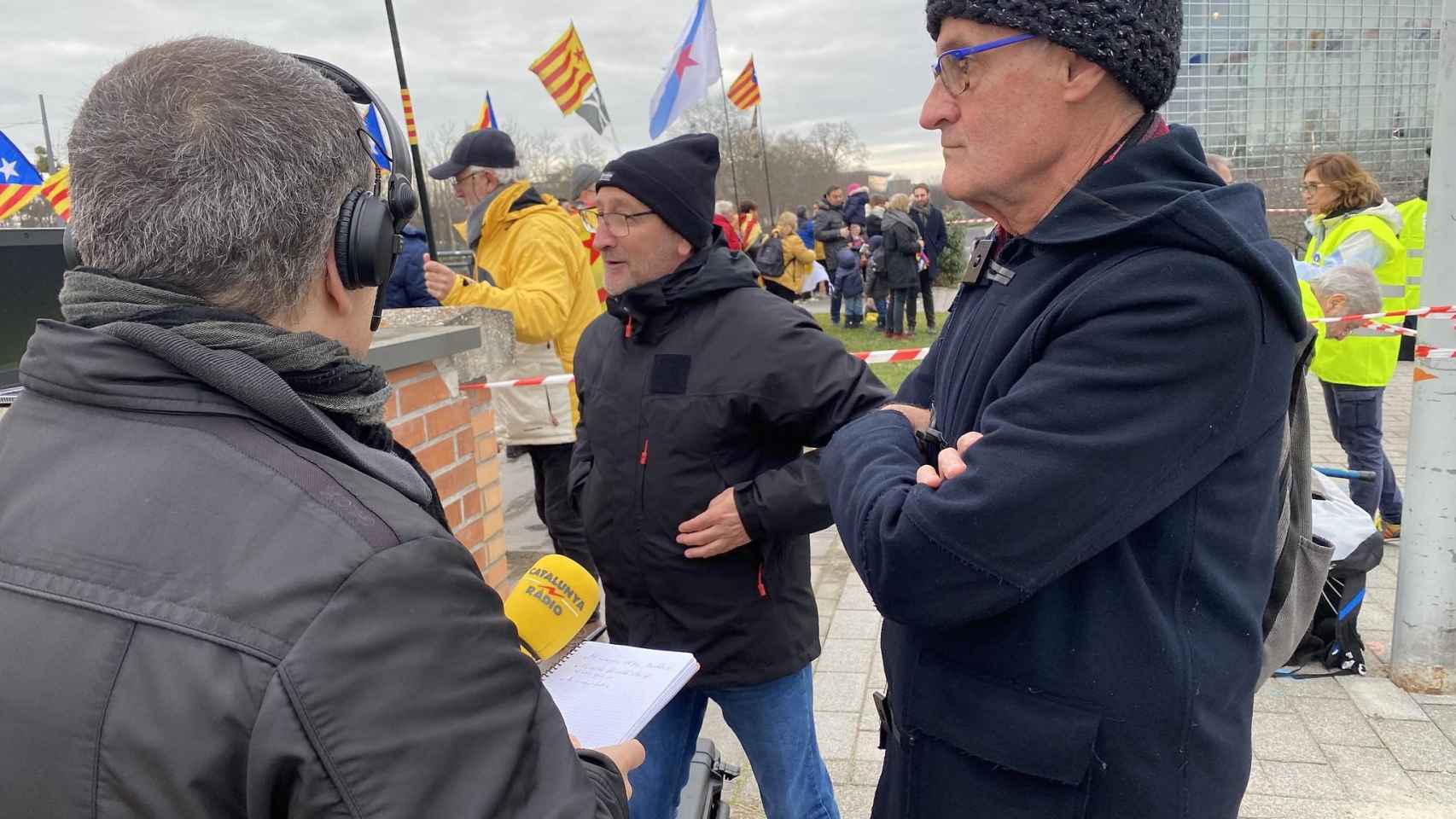 A la derecha en la foto, Pep Cruanyes, presidente de la denominada Caja de Solidaridad, en una manifestación secesionista en Estrasburgo en febrero de 2020 / ASSEMBLEA NACIONAL CATALANA  - FLICKR (CC BY-NC 2.0)