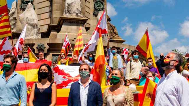 Imagen de los líderes de Vox en Cataluña ante el Monumento a Colón / VOX