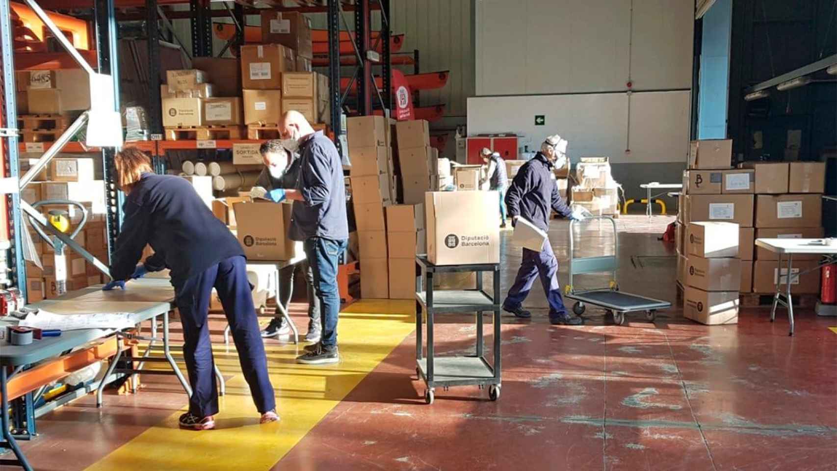 Recepción de material de protección contra el coronavirus en un almacén de la Diputación de Barcelona