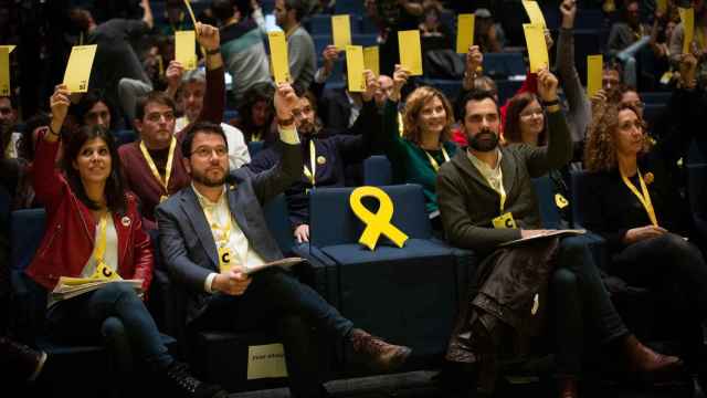 Marta Vilalta y Pere Aragonès (2i), en las votaciones en el congreso de ERC / EP