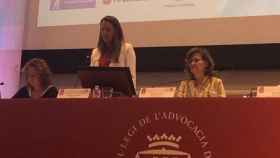 La consejera de Justicia, Ester Capella (i), la decana del Colegio de Abogados de Barcelona, Maria Eugènia Gay (c) y la vicepresidenta del Gobierno Carmen Calvo (d) / CG / EFE