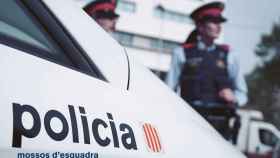 Dos agentes de los Mossos d'Esquadra junto a un vehículo patrulla / MOSSOS D'ESQUADRA